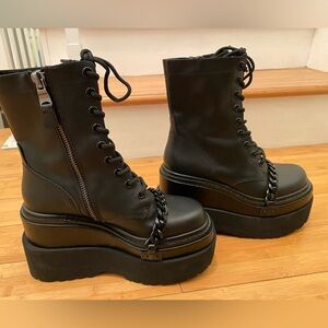 I have never worn them out before, so they’re really clean & in great condition!